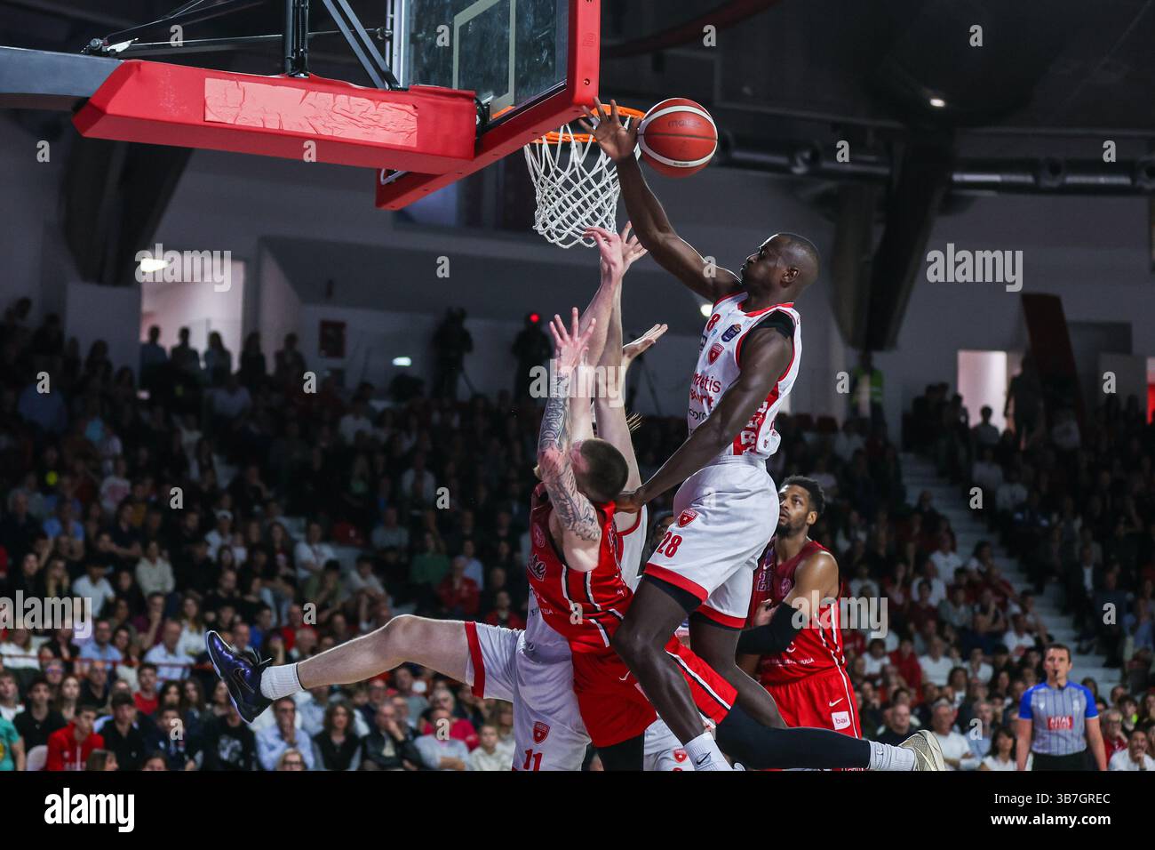 (R) Abdel Fall #28 di pallacanestro Varese Openjobmetis visto in azione durante LBA Lega Basket Una partita di regular season 2024/25 tra pallacanestro Varese Openjobmetis e pallacanestro Trieste all'Itelyum Arena. Punteggio finale: Pallacanestro Varese Openjobmetis 85 | 80 pallacanestro Trieste. Foto Stock