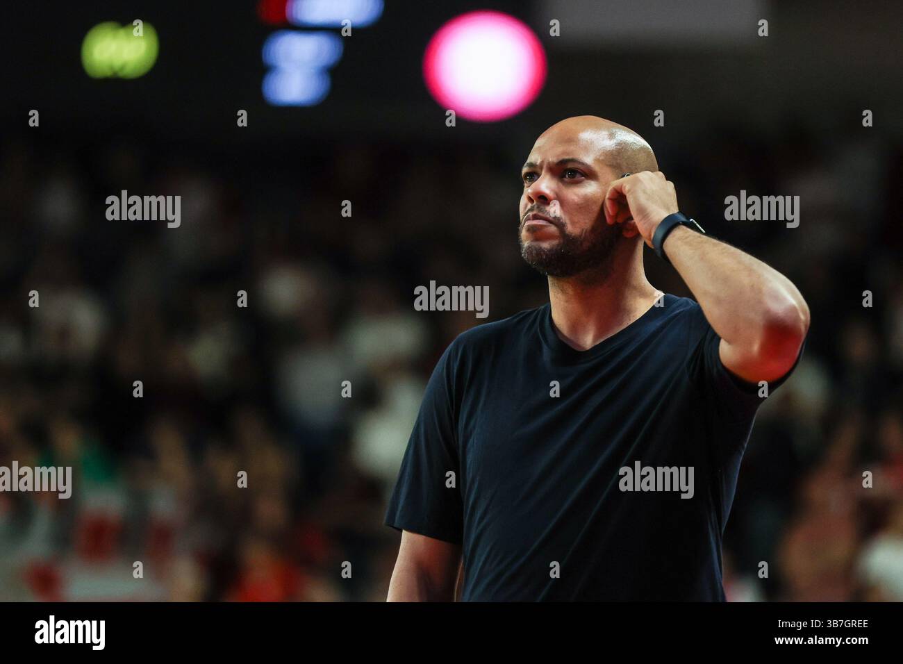 Jamion Christian capo allenatore della pallacanestro Trieste guarda durante la LBA Lega Basket Una partita di regular season 2024/25 tra pallacanestro Varese Openjobmetis e pallacanestro Trieste all'Itelyum Arena. Punteggio finale: Pallacanestro Varese Openjobmetis 85 | 80 pallacanestro Trieste. Foto Stock