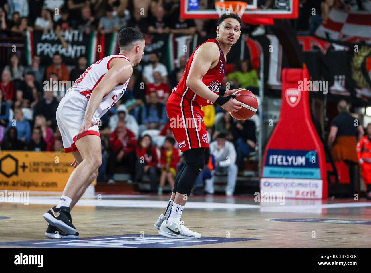 (R) Colbey Ross n. 4 della pallacanestro Trieste visto in azione durante LBA Lega Basket Una partita di regular season del 2024/25 tra pallacanestro Varese Openjobmetis e pallacanestro Trieste all'Itelyum Arena. Punteggio finale: Pallacanestro Varese Openjobmetis 85 | 80 pallacanestro Trieste. Foto Stock