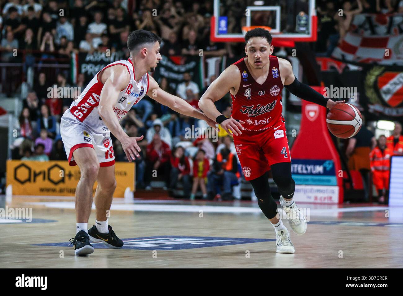 (R-L) Colbey Ross #4 della pallacanestro Trieste gareggia per il pallone contro Matteo Librizzi #13 della pallacanestro Varese Openjobmetis durante LBA Lega Basket Una partita di regular season 2024/25 tra pallacanestro Varese Openjobmetis e pallacanestro Trieste all'Itelyum Arena. Punteggio finale: Pallacanestro Varese Openjobmetis 85 | 80 pallacanestro Trieste. Foto Stock