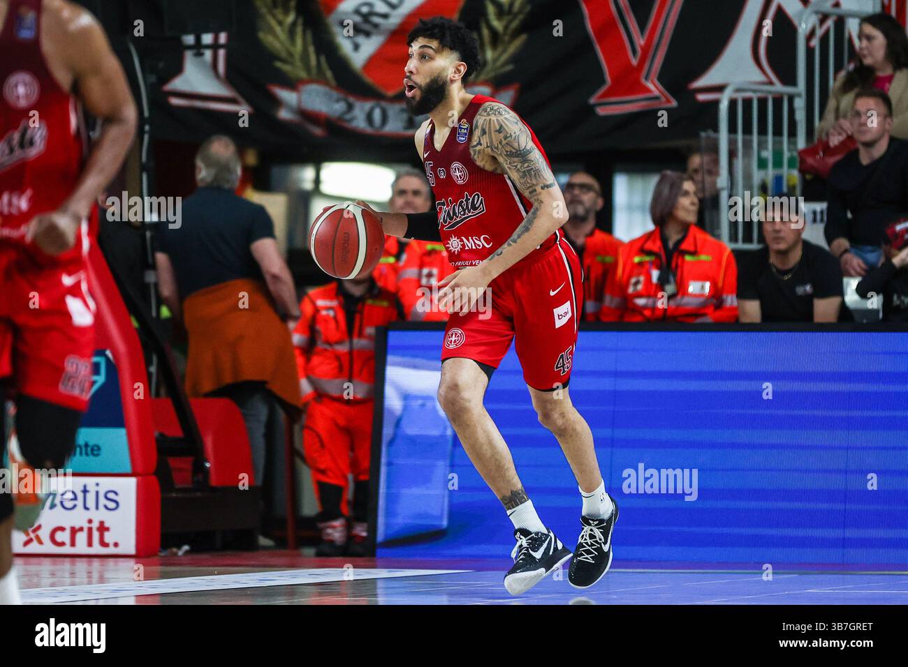 Denzel Valentine n. 45 della pallacanestro Trieste visto in azione durante LBA Lega Basket Una partita di regular season del 2024/25 tra pallacanestro Varese Openjobmetis e pallacanestro Trieste all'Itelyum Arena. Punteggio finale: Pallacanestro Varese Openjobmetis 85 | 80 pallacanestro Trieste. Foto Stock