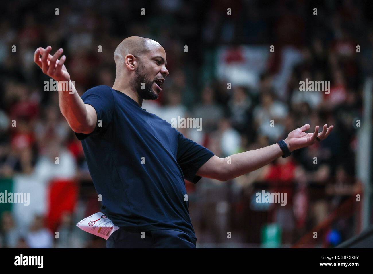 Jamion Christian capo allenatore della pallacanestro Trieste reagisce durante la LBA Lega Basket Una partita di regular season 2024/25 tra pallacanestro Varese Openjobmetis e pallacanestro Trieste all'Itelyum Arena. Punteggio finale: Pallacanestro Varese Openjobmetis 85 | 80 pallacanestro Trieste. Foto Stock