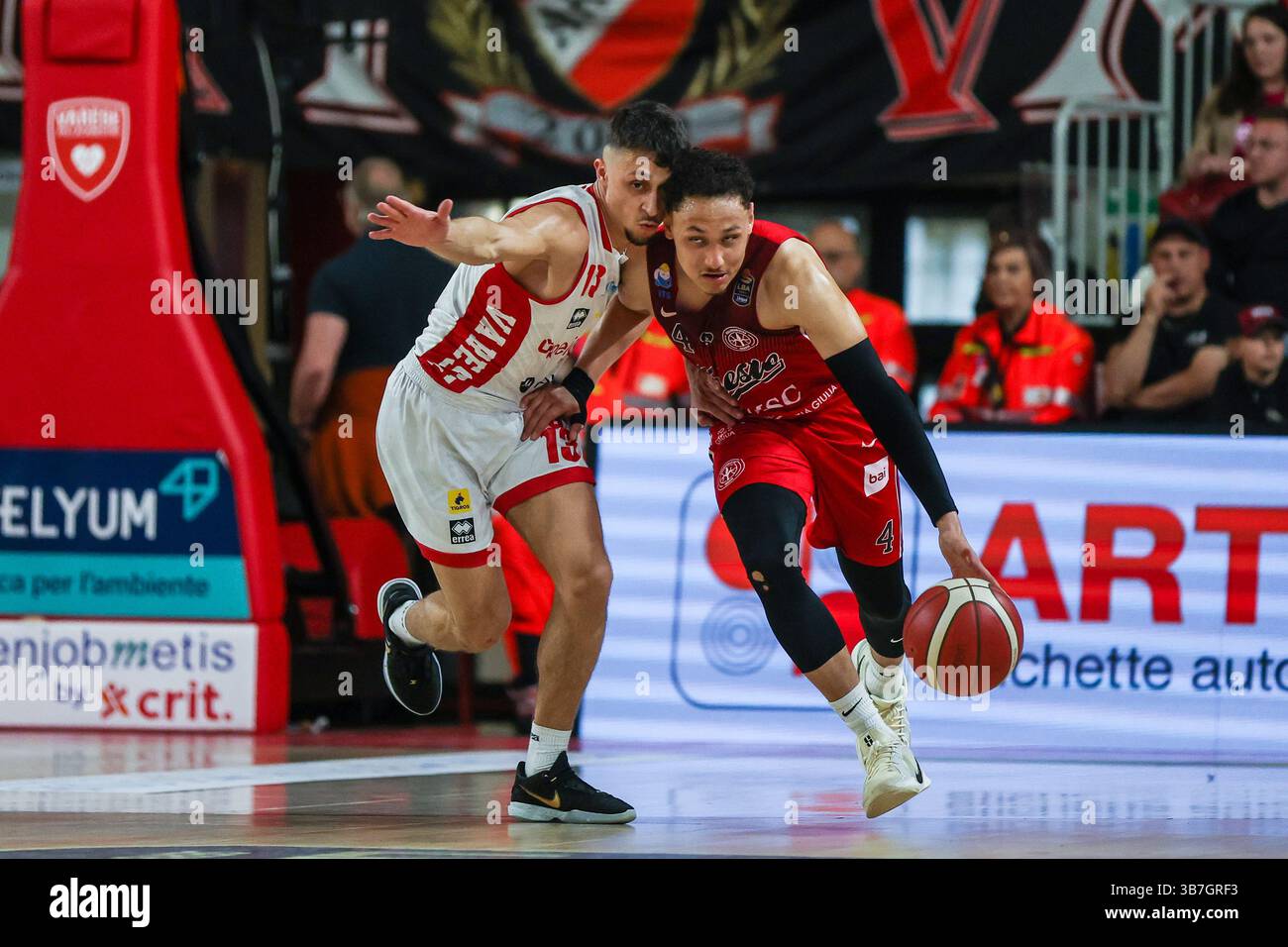 (R-L) Colbey Ross #4 della pallacanestro Trieste gareggia per il pallone contro Matteo Librizzi #13 della pallacanestro Varese Openjobmetis durante LBA Lega Basket Una partita di regular season 2024/25 tra pallacanestro Varese Openjobmetis e pallacanestro Trieste all'Itelyum Arena. Punteggio finale: Pallacanestro Varese Openjobmetis 85 | 80 pallacanestro Trieste. Foto Stock