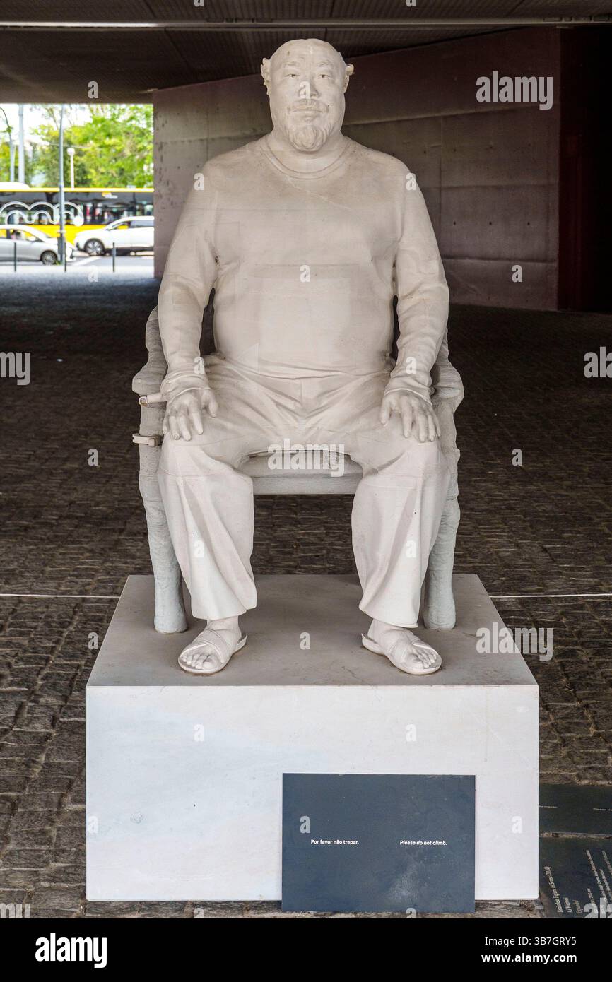 Statua in pietra dell'artista cinese ai Weiwei esposta su un piedistallo a Lisbona, Portogallo, Europa Foto Stock