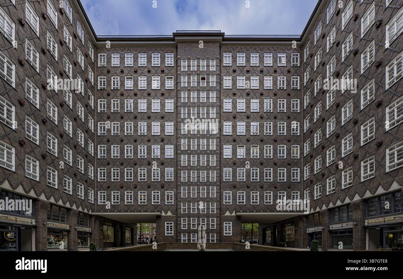 Impressionante Kontorhaus con facciata simmetrica in mattoni e numerose finestre, città libera e anseatica di Amburgo, Germania, Europa Foto Stock