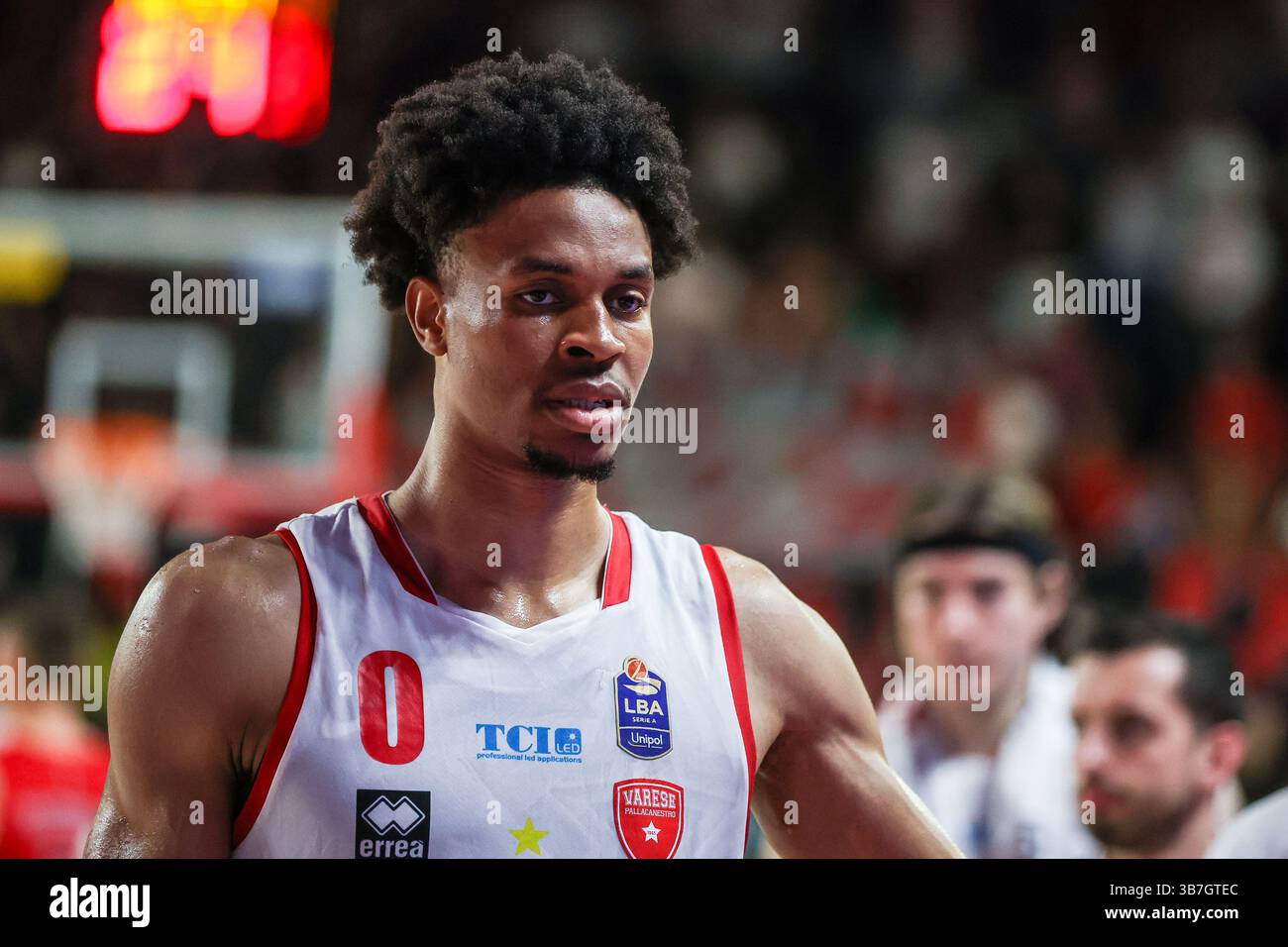 Kaodirichi Akobundu-Ehiogu #0 di pallacanestro Varese Openjobmetis guarda durante LBA Lega Basket Una partita di regular season 2024/25 tra pallacanestro Varese Openjobmetis e pallacanestro Trieste all'Itelyum Arena. Punteggio finale: Pallacanestro Varese Openjobmetis 85 | 80 pallacanestro Trieste. Foto Stock