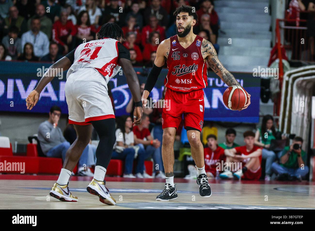 Denzel Valentine n. 45 della pallacanestro Trieste visto in azione durante LBA Lega Basket Una partita di regular season del 2024/25 tra pallacanestro Varese Openjobmetis e pallacanestro Trieste all'Itelyum Arena. Punteggio finale: Pallacanestro Varese Openjobmetis 85 | 80 pallacanestro Trieste. Foto Stock