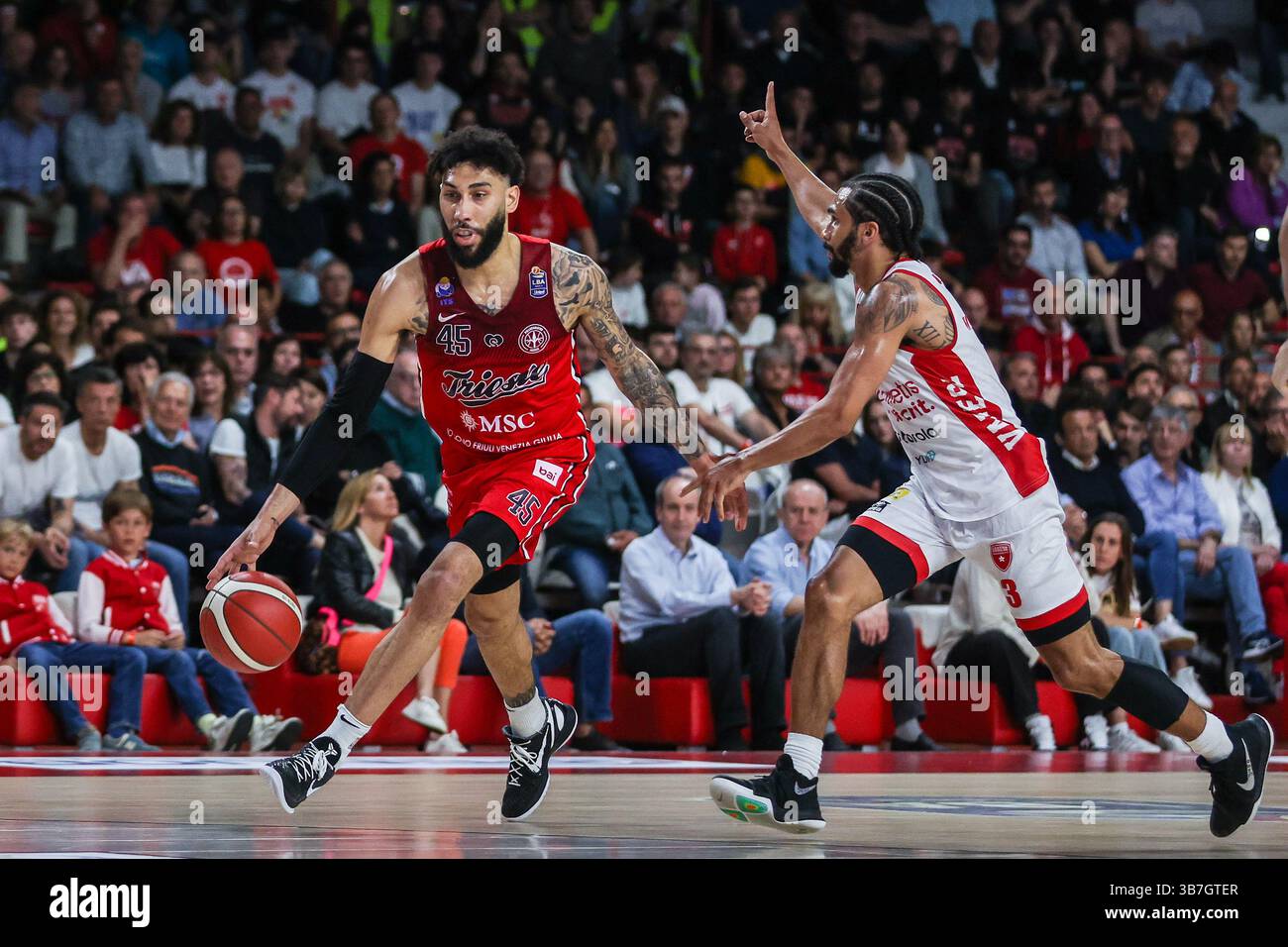(L-R) Denzel Valentine #45 della pallacanestro Trieste gareggia per il pallone contro Elijah Mitrou-Long #3 della pallacanestro Varese Openjobmetis durante LBA Lega Basket Una partita di regular season 2024/25 tra pallacanestro Varese Openjobmetis e pallacanestro Trieste all'Itelyum Arena. Punteggio finale: Pallacanestro Varese Openjobmetis 85 | 80 pallacanestro Trieste. Foto Stock