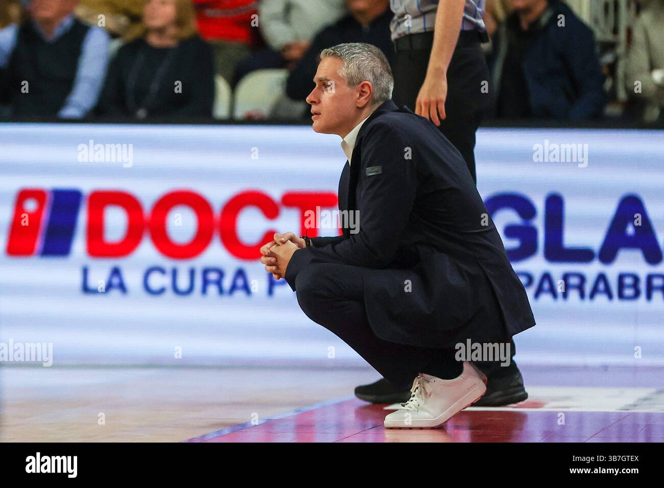 Ioannis Kastritis capo allenatore della pallacanestro Varese Openjobmetis guarda durante la LBA Lega Basket Una partita di regular season 2024/25 tra pallacanestro Varese Openjobmetis e pallacanestro Trieste all'Itelyum Arena. Punteggio finale: Pallacanestro Varese Openjobmetis 85 | 80 pallacanestro Trieste. Foto Stock