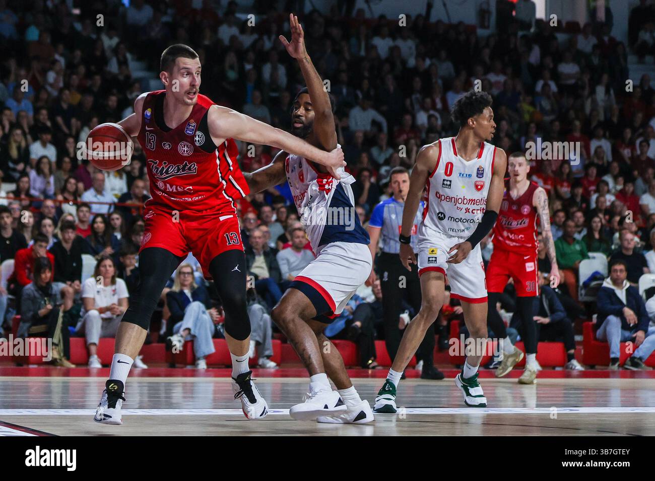 (L-R) Francesco Candussi #13 della pallacanestro Trieste gareggia per il pallone contro Desonta Bradford #8 della pallacanestro Varese Openjobmetis durante LBA Lega Basket Una partita di regular season 2024/25 tra pallacanestro Varese Openjobmetis e pallacanestro Trieste all'Itelyum Arena. Punteggio finale: Pallacanestro Varese Openjobmetis 85 | 80 pallacanestro Trieste. Foto Stock