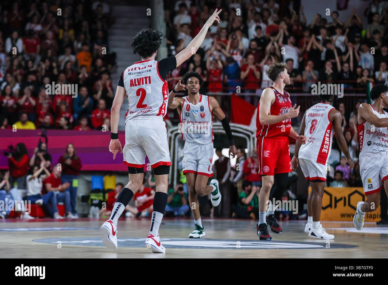 Davide Alviti #2 della pallacanestro Varese Openjobmetis celebra durante LBA Lega Basket Una partita di regular season 2024/25 tra pallacanestro Varese Openjobmetis e pallacanestro Trieste all'Itelyum Arena. Punteggio finale: Pallacanestro Varese Openjobmetis 85 | 80 pallacanestro Trieste. Foto Stock