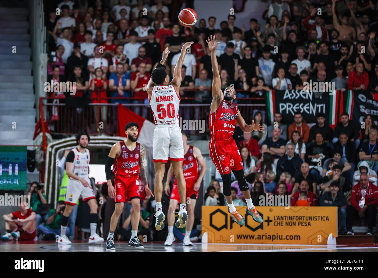 (L-R) Jaylen Hands #50 della pallacanestro Varese Openjobmetis visto in azione con Markel Brown #22 della pallacanestro Trieste durante LBA Lega Basket Una partita di regular season del 2024/25 tra pallacanestro Varese Openjobmetis e pallacanestro Trieste all'Itelyum Arena. Punteggio finale: Pallacanestro Varese Openjobmetis 85 | 80 pallacanestro Trieste. Foto Stock