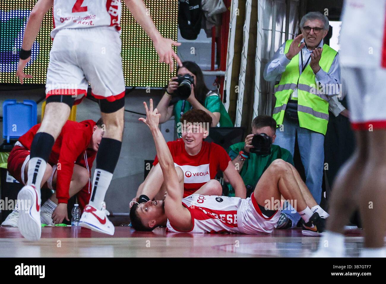 Matteo Librizzi #13 della pallacanestro Varese Openjobmetis celebra durante LBA Lega Basket Una partita di regular season 2024/25 tra pallacanestro Varese Openjobmetis e pallacanestro Trieste all'Itelyum Arena. Punteggio finale: Pallacanestro Varese Openjobmetis 85 | 80 pallacanestro Trieste. Foto Stock