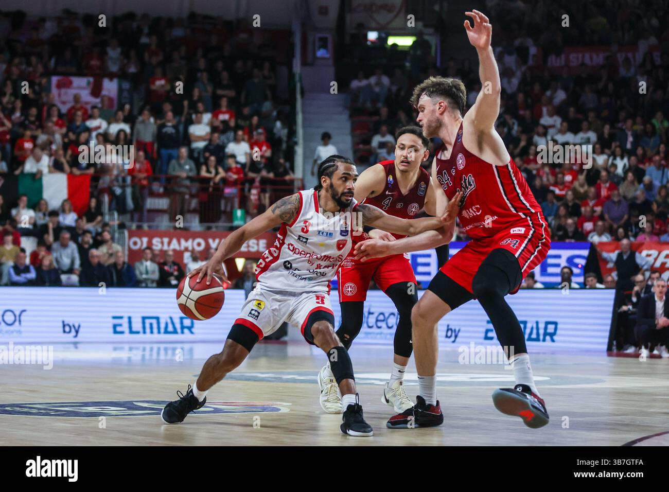 (L-R) Elijah Mitrou-Long #3 della pallacanestro Varese Openjobmetis gareggia per il pallone contro Jayce Johnson #34 della pallacanestro Trieste durante LBA Lega Basket Una partita di regular season 2024/25 tra pallacanestro Varese Openjobmetis e pallacanestro Trieste all'Itelyum Arena. Punteggio finale pallacanestro Varese Openjobmetis 85 | 80 pallacanestro Trieste Foto Stock