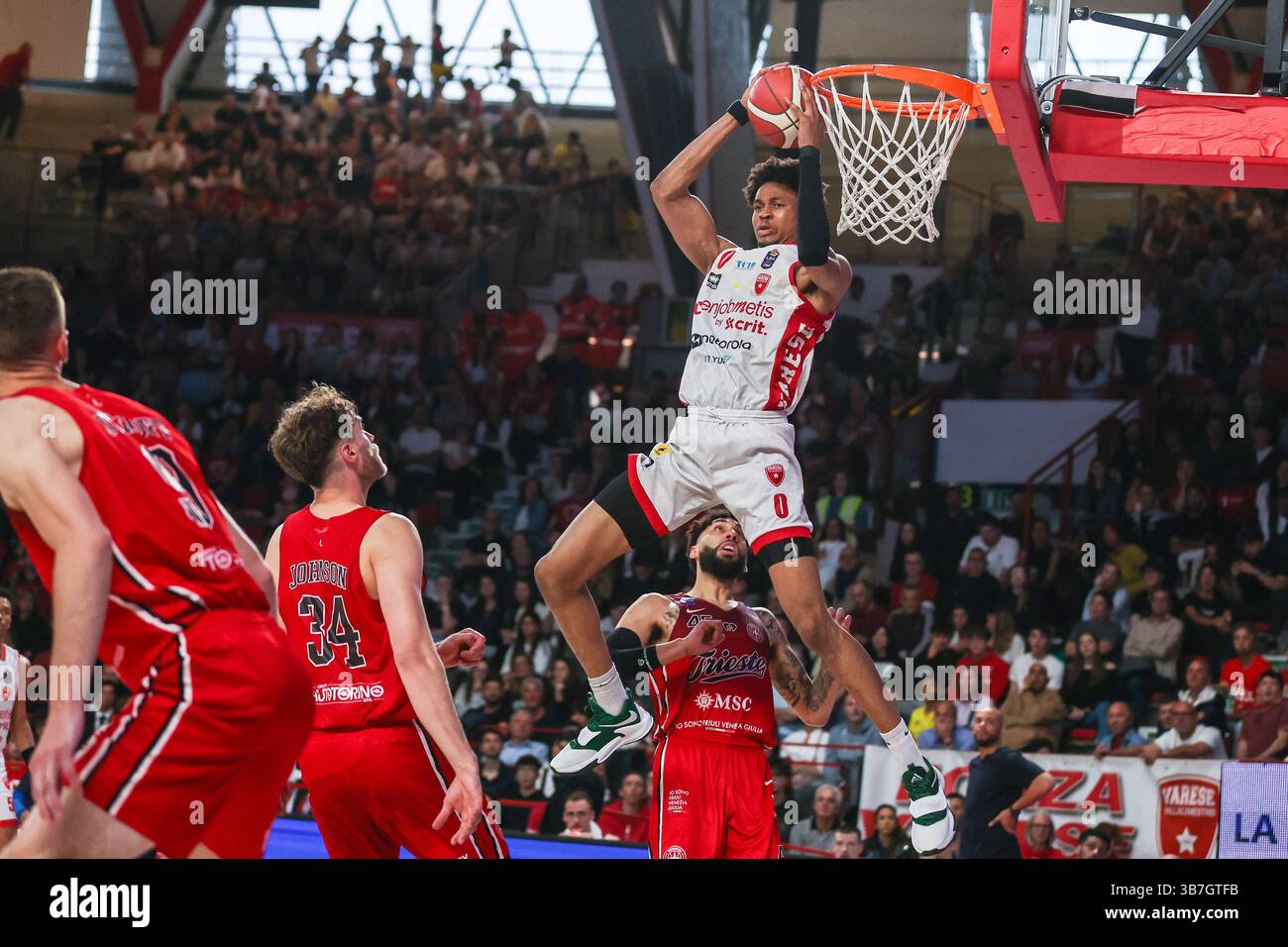 Kaodirichi Akobundu-Ehiogu #0 di pallacanestro Varese Openjobmetis visto in azione durante LBA Lega Basket Una partita di stagione regolare 2024/25 tra pallacanestro Varese Openjobmetis e pallacanestro Trieste all'Itelyum Arena. Punteggio finale: Pallacanestro Varese Openjobmetis 85 | 80 pallacanestro Trieste. Foto Stock