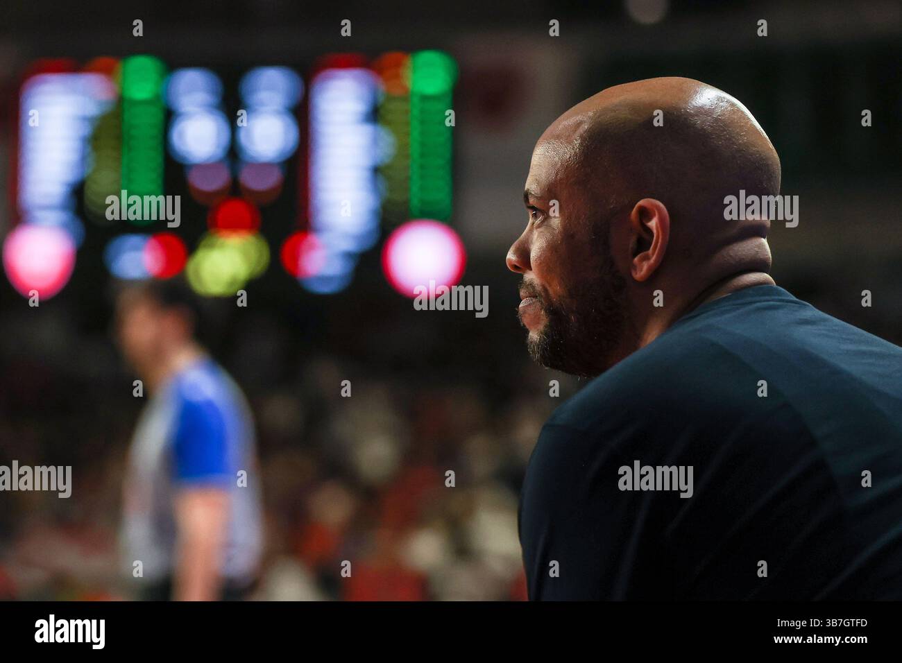 Jamion Christian capo allenatore della pallacanestro Trieste guarda durante la LBA Lega Basket Una partita di regular season 2024/25 tra pallacanestro Varese Openjobmetis e pallacanestro Trieste all'Itelyum Arena. Punteggio finale: Pallacanestro Varese Openjobmetis 85 | 80 pallacanestro Trieste. Foto Stock