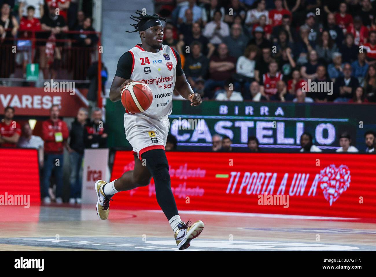 Elisee Assui #24 di pallacanestro Varese Openjobmetis visto in azione durante LBA Lega Basket Una partita di regular season del 2024/25 tra pallacanestro Varese Openjobmetis e pallacanestro Trieste all'Itelyum Arena. Punteggio finale: Pallacanestro Varese Openjobmetis 85 | 80 pallacanestro Trieste. Foto Stock