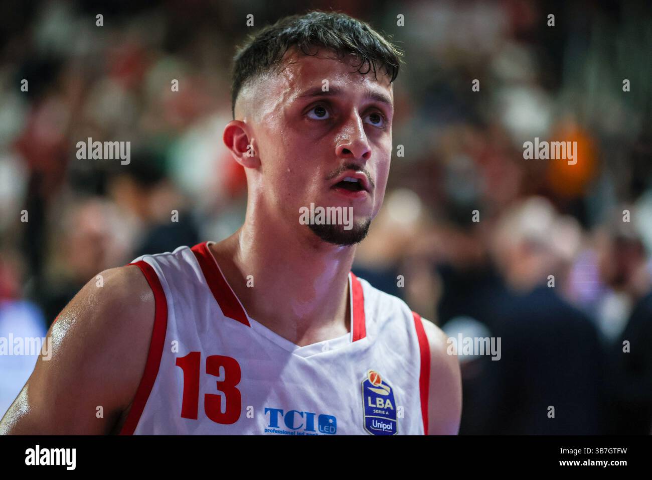 Matteo Librizzi n. 13 della pallacanestro Varese Openjobmetis guarda durante l'LBA Lega Basket Una partita di regular season 2024/25 tra pallacanestro Varese Openjobmetis e pallacanestro Trieste all'Itelyum Arena. Punteggio finale: Pallacanestro Varese Openjobmetis 85 | 80 pallacanestro Trieste. Foto Stock