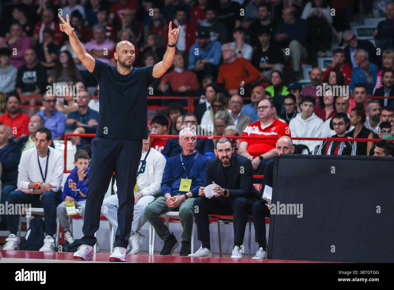 Jamion Christian capo allenatore della pallacanestro Trieste gesti durante la LBA Lega Basket Una partita di regular season 2024/25 tra pallacanestro Varese Openjobmetis e pallacanestro Trieste all'Itelyum Arena. Punteggio finale: Pallacanestro Varese Openjobmetis 85 | 80 pallacanestro Trieste. Foto Stock