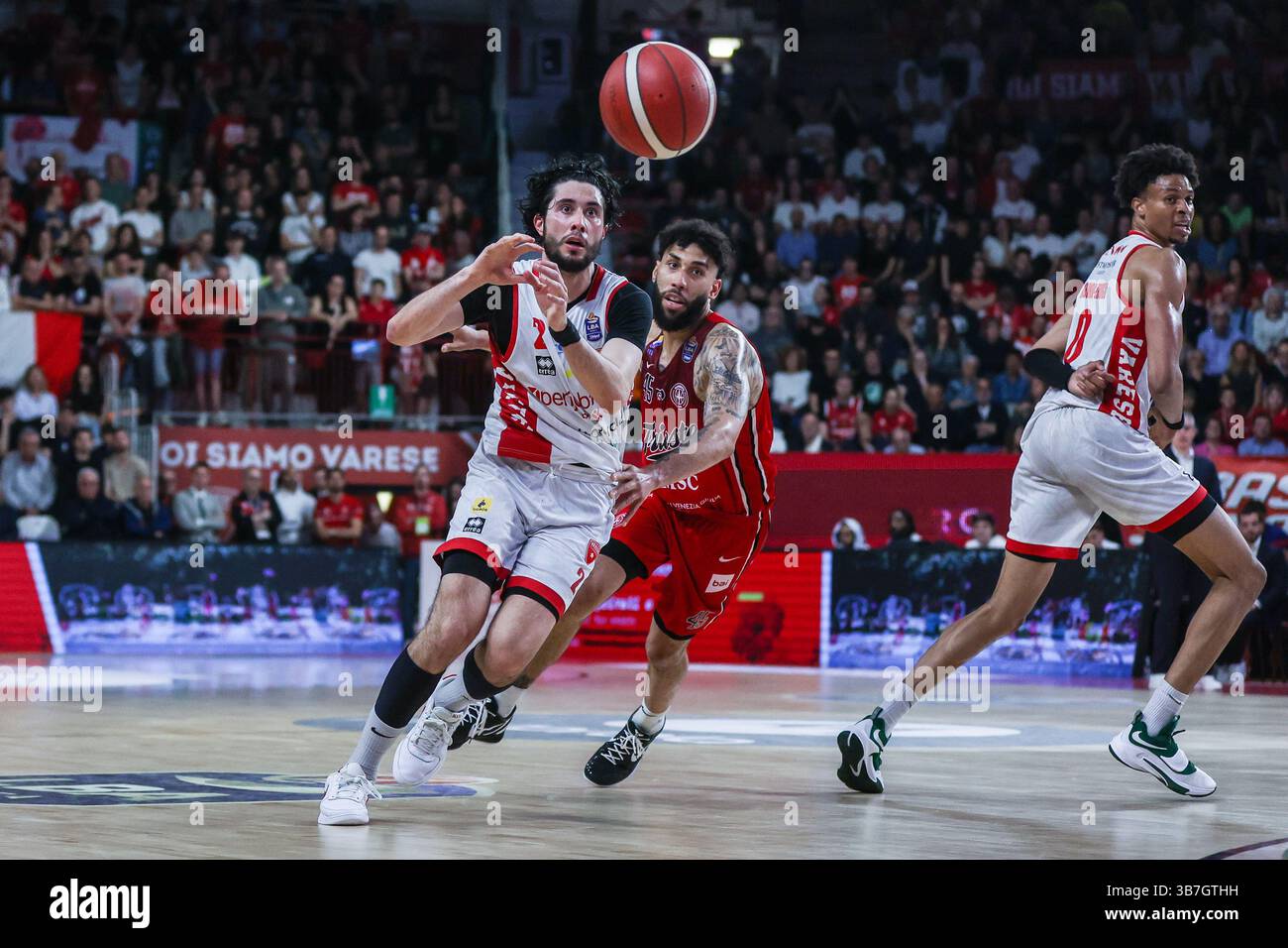 Davide Alviti #2 della pallacanestro Varese Openjobmetis visto in azione durante LBA Lega Basket Una partita di regular season 2024/25 tra pallacanestro Varese Openjobmetis e pallacanestro Trieste all'Itelyum Arena. Punteggio finale: Pallacanestro Varese Openjobmetis 85 | 80 pallacanestro Trieste. Foto Stock