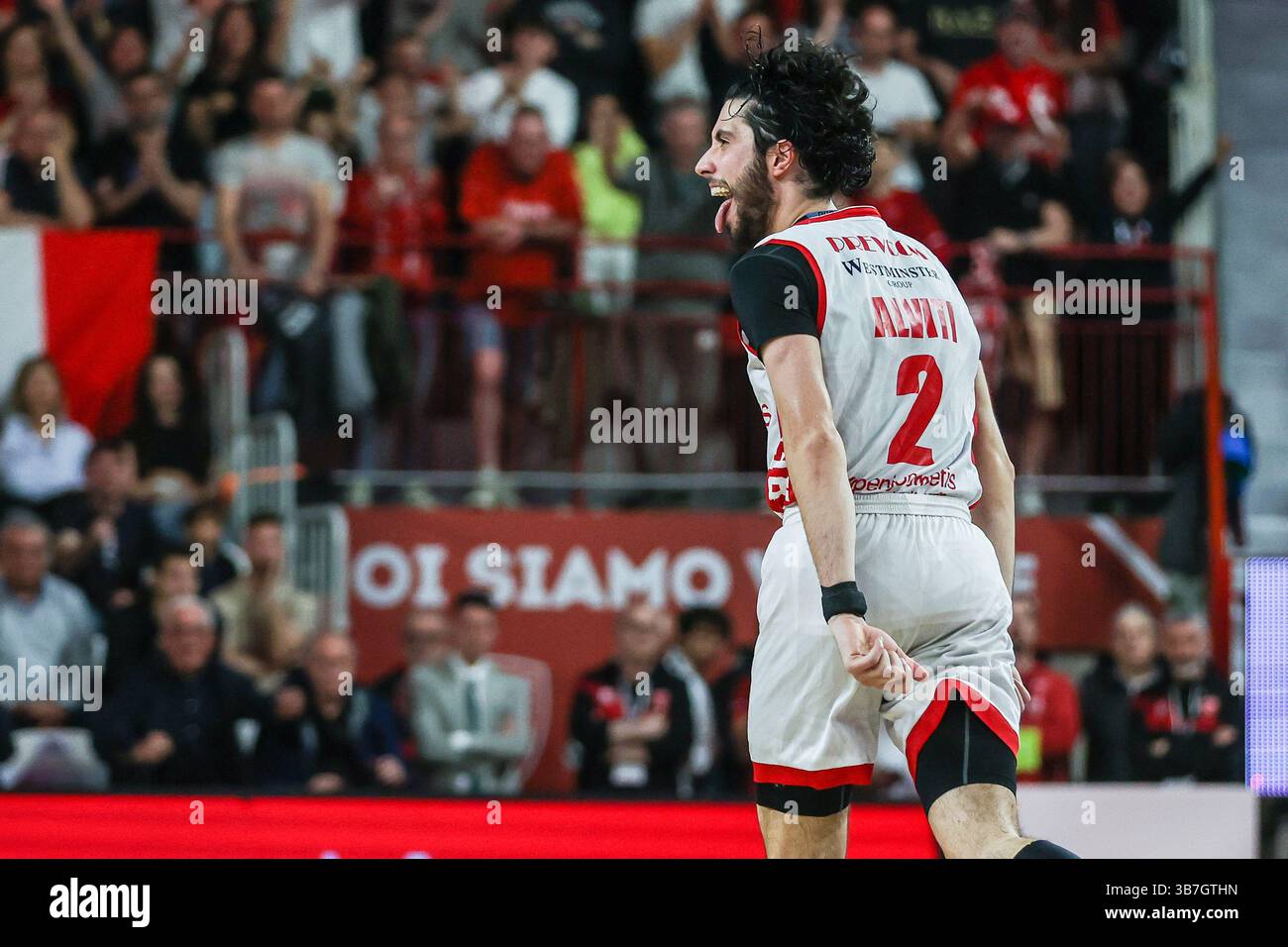 Davide Alviti #2 della pallacanestro Varese Openjobmetis celebra durante LBA Lega Basket Una partita di regular season 2024/25 tra pallacanestro Varese Openjobmetis e pallacanestro Trieste all'Itelyum Arena. Punteggio finale: Pallacanestro Varese Openjobmetis 85 | 80 pallacanestro Trieste. Foto Stock