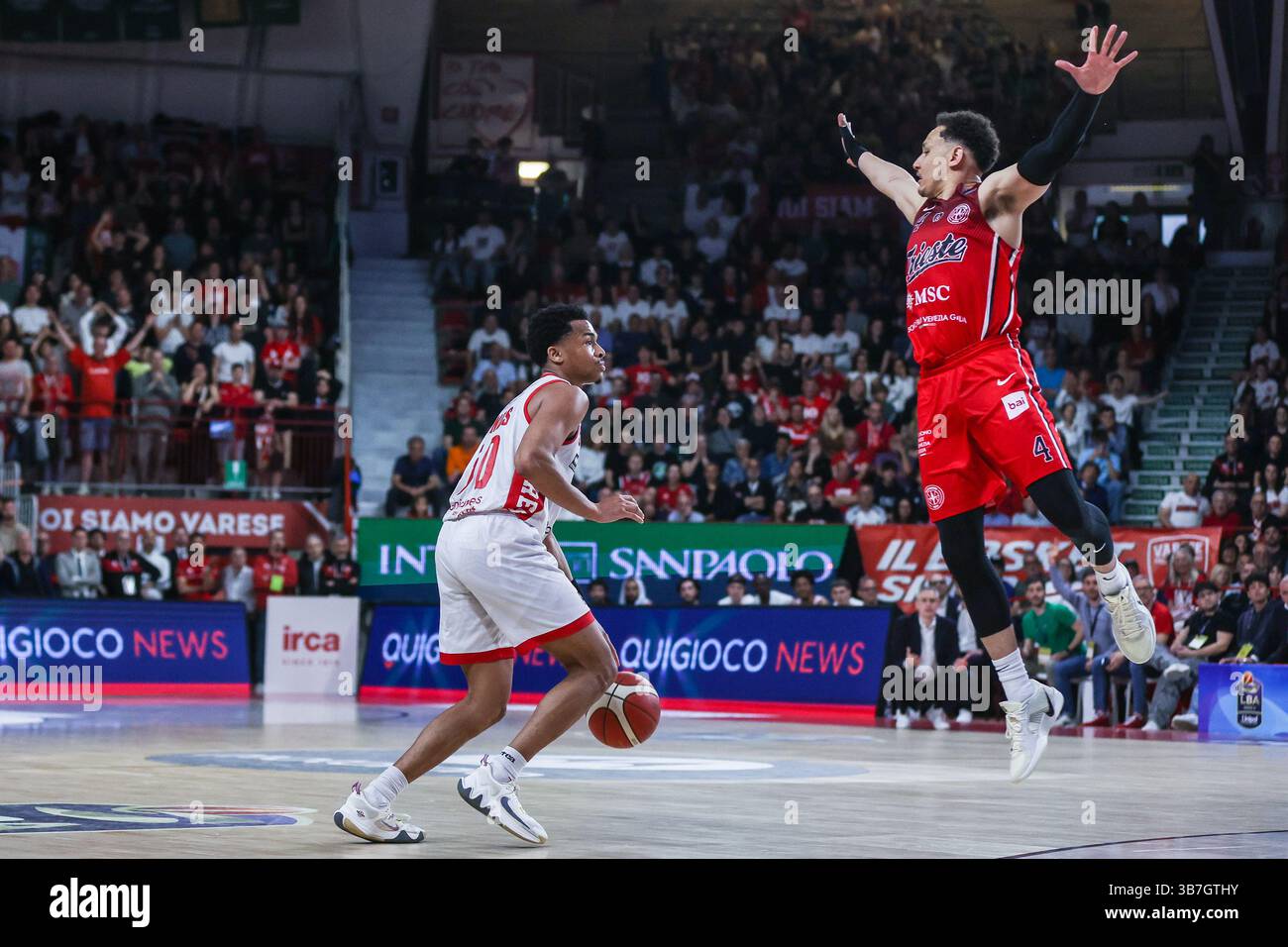 (L-R) Jaylen Hands #50 della pallacanestro Varese Openjobmetis gareggia per il pallone contro Colbey Ross #4 della pallacanestro Trieste durante LBA Lega Basket Una partita di regular season 2024/25 tra pallacanestro Varese Openjobmetis e pallacanestro Trieste all'Itelyum Arena. Punteggio finale: Pallacanestro Varese Openjobmetis 85 | 80 pallacanestro Trieste. Foto Stock