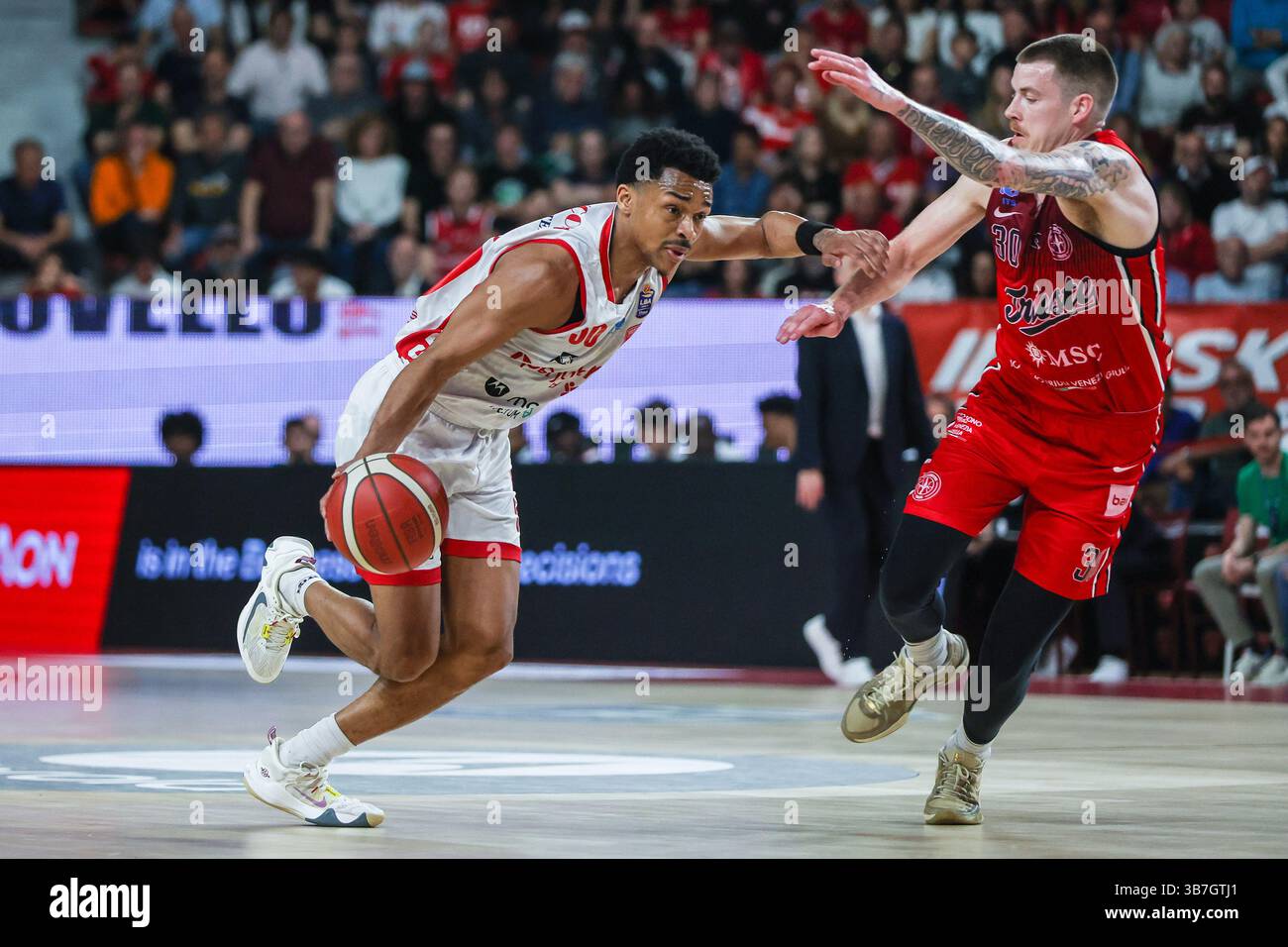 (L-R) Jaylen Hands #50 della pallacanestro Varese Openjobmetis gareggia per il pallone contro Sean McDermott #30 della pallacanestro Trieste durante LBA Lega Basket Una partita di regular season 2024/25 tra pallacanestro Varese Openjobmetis e pallacanestro Trieste all'Itelyum Arena. Punteggio finale: Pallacanestro Varese Openjobmetis 85 | 80 pallacanestro Trieste. Foto Stock