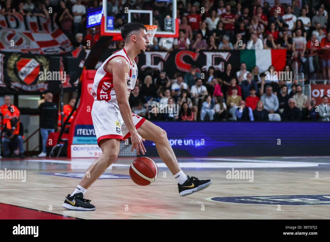 Matteo Librizzi n. 13 della pallacanestro Varese Openjobmetis visto in azione durante LBA Lega Basket Una partita di regular season 2024/25 tra pallacanestro Varese Openjobmetis e pallacanestro Trieste all'Itelyum Arena. Punteggio finale: Pallacanestro Varese Openjobmetis 85 | 80 pallacanestro Trieste. Foto Stock