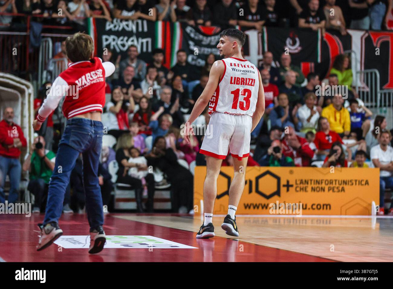 Matteo Librizzi #13 della pallacanestro Varese Openjobmetis celebra durante LBA Lega Basket Una partita di regular season 2024/25 tra pallacanestro Varese Openjobmetis e pallacanestro Trieste all'Itelyum Arena. Punteggio finale pallacanestro Varese Openjobmetis 85 | 80 pallacanestro Trieste Foto Stock