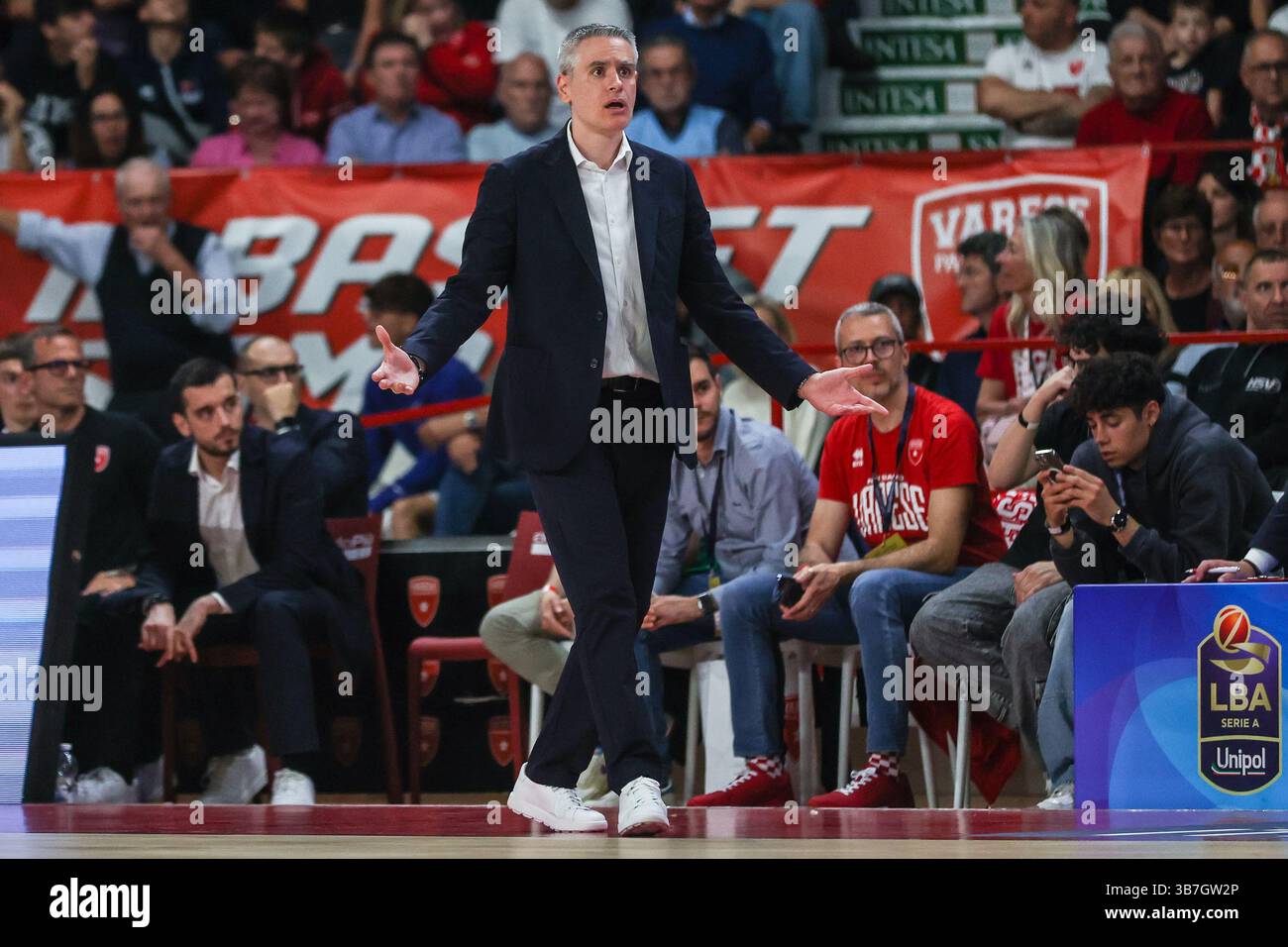 Ioannis Kastritis capo allenatore della pallacanestro Varese Openjobmetis reagisce durante la LBA Lega Basket Una partita di regular season 2024/25 tra pallacanestro Varese Openjobmetis e pallacanestro Trieste all'Itelyum Arena. Punteggio finale: Pallacanestro Varese Openjobmetis 85 | 80 pallacanestro Trieste. Foto Stock