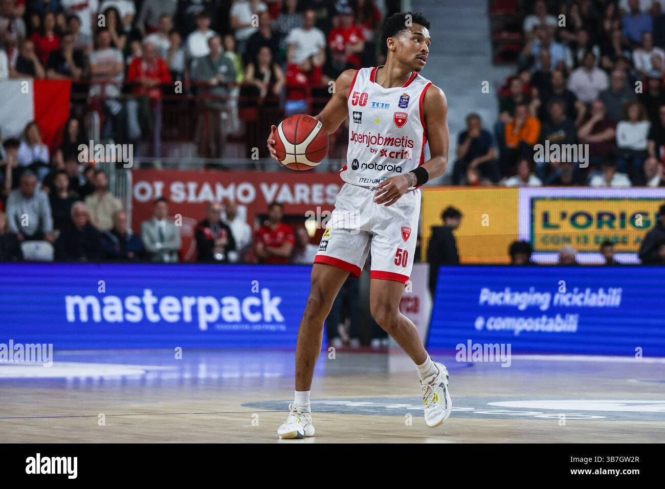 Jaylen Hands #50 di pallacanestro Varese Openjobmetis visto in azione durante LBA Lega Basket Una partita di regular season del 2024/25 tra pallacanestro Varese Openjobmetis e pallacanestro Trieste all'Itelyum Arena. Punteggio finale: Pallacanestro Varese Openjobmetis 85 | 80 pallacanestro Trieste. Foto Stock