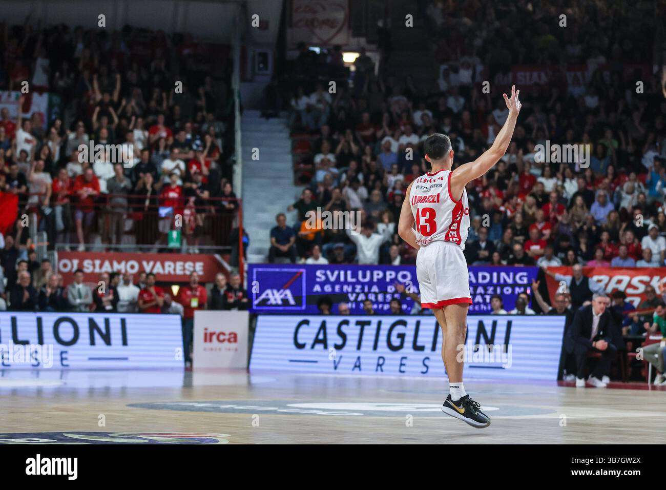 Matteo Librizzi #13 della pallacanestro Varese Openjobmetis celebra durante LBA Lega Basket Una partita di regular season 2024/25 tra pallacanestro Varese Openjobmetis e pallacanestro Trieste all'Itelyum Arena. Punteggio finale: Pallacanestro Varese Openjobmetis 85 | 80 pallacanestro Trieste. Foto Stock