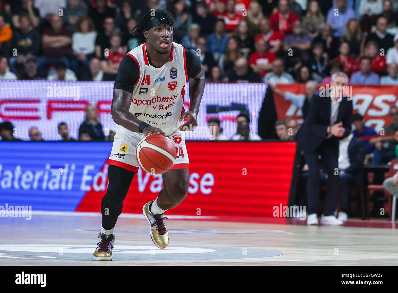 Elisee Assui #24 di pallacanestro Varese Openjobmetis visto in azione durante LBA Lega Basket Una partita di regular season del 2024/25 tra pallacanestro Varese Openjobmetis e pallacanestro Trieste all'Itelyum Arena. Punteggio finale: Pallacanestro Varese Openjobmetis 85 | 80 pallacanestro Trieste. Foto Stock