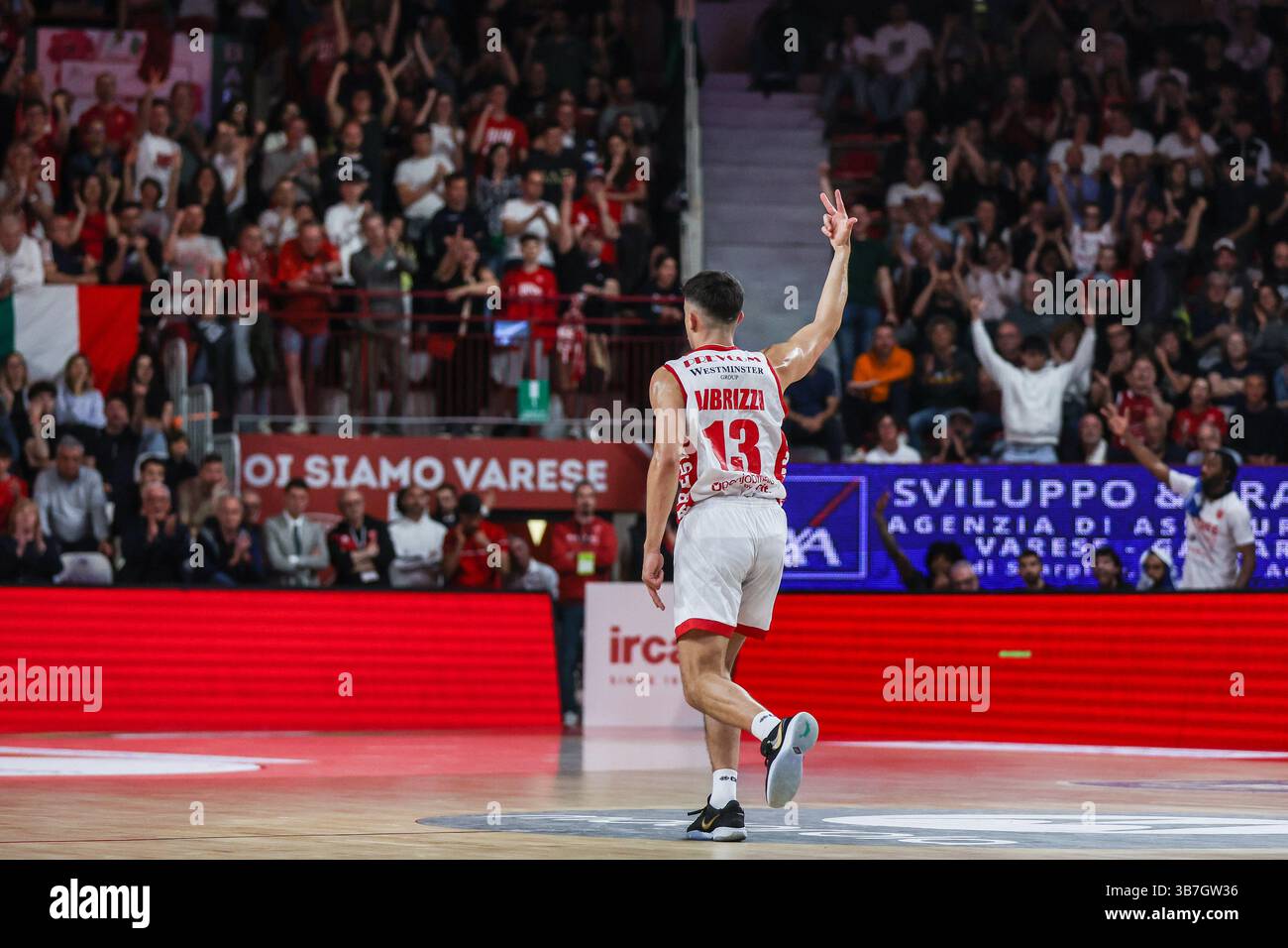 Matteo Librizzi #13 della pallacanestro Varese Openjobmetis celebra durante LBA Lega Basket Una partita di regular season 2024/25 tra pallacanestro Varese Openjobmetis e pallacanestro Trieste all'Itelyum Arena. Punteggio finale: Pallacanestro Varese Openjobmetis 85 | 80 pallacanestro Trieste. Foto Stock