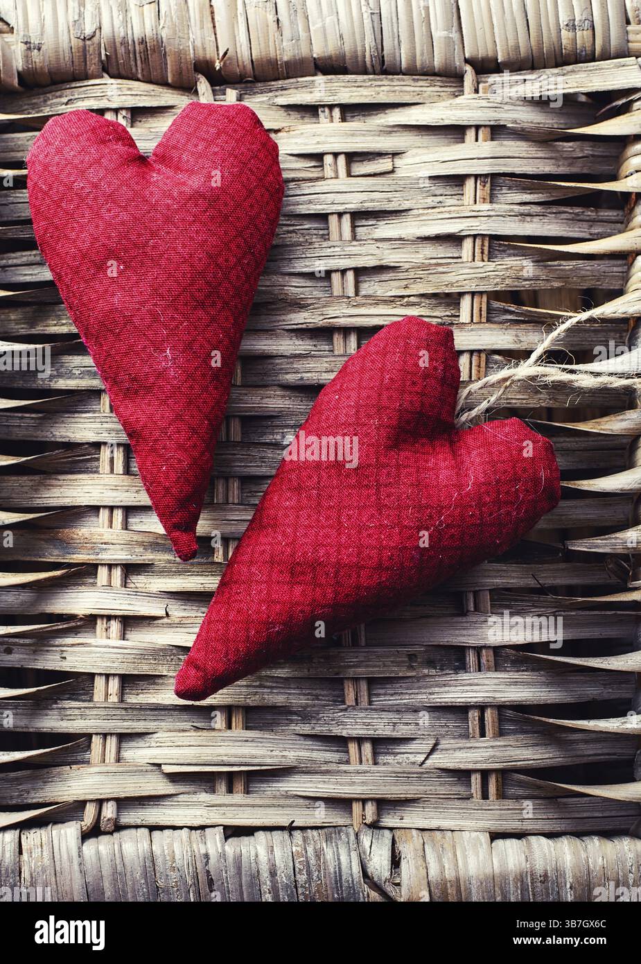 Tessuto a cuore fatto a mano Valentine&#39, il giorno del giorno su un tavolo di legno Foto Stock