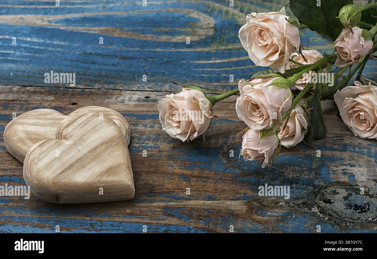 Cuori in legno fatti a mano e rose per gli amanti delle vacanze Foto Stock