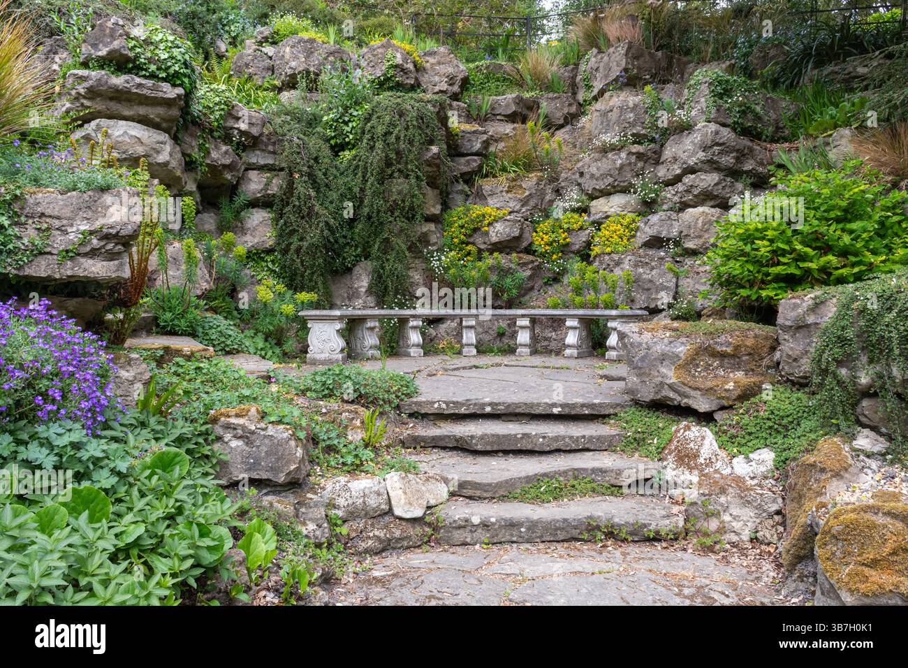 The Rock Garden at Gatton Park, una tenuta di campagna vicino a Reigate, Surrey, Inghilterra, Regno Unito Foto Stock