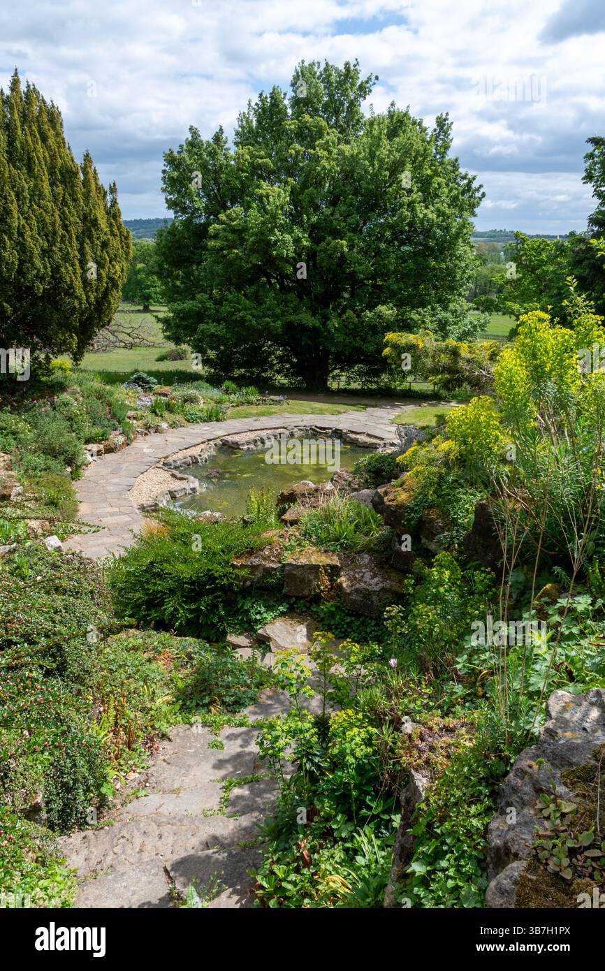 The Rock Garden at Gatton Park, una tenuta di campagna vicino a Reigate, Surrey, Inghilterra, Regno Unito Foto Stock