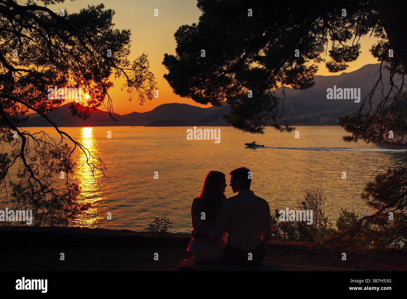 Sagome al tramonto sulla spiaggia in Montenegro Foto Stock