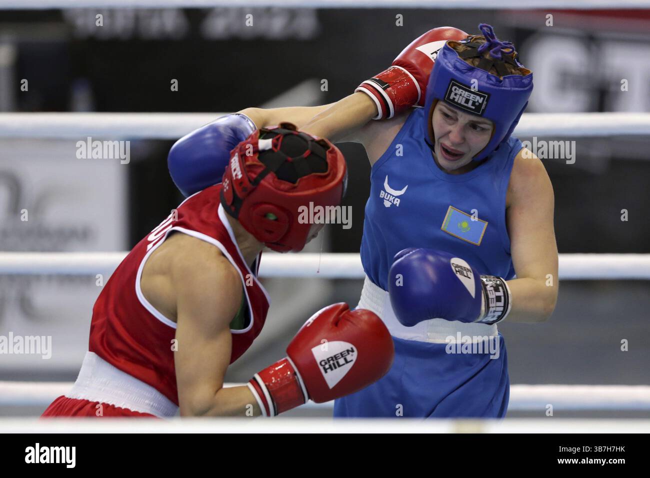 Sofia, Bulgaria. 27th Febbraio, 2021. Stoyka Krasteva (rosso) di Bulgaria e Angelina Lukas di Kazakhstan combattono nel loro ultimo round di Fly (W51kg) Cat Foto Stock