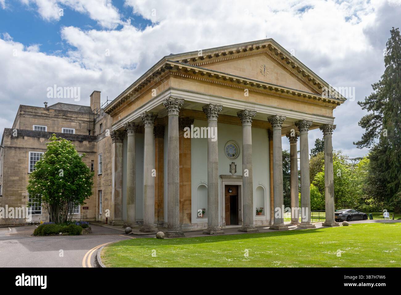 Vista di Gatton Hall nella tenuta di campagna di Gatton Park, edificio classificato di grado II, Surrey, Inghilterra, Regno Unito Foto Stock