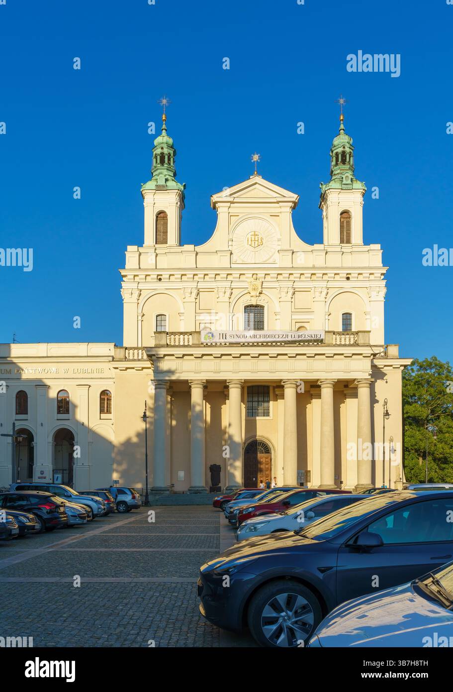 Facciata in stile barocco della cattedrale di San Giovanni Battista, Lublino Polonia, con la luce dell'ora dorata nel tardo pomeriggio. Foto Stock
