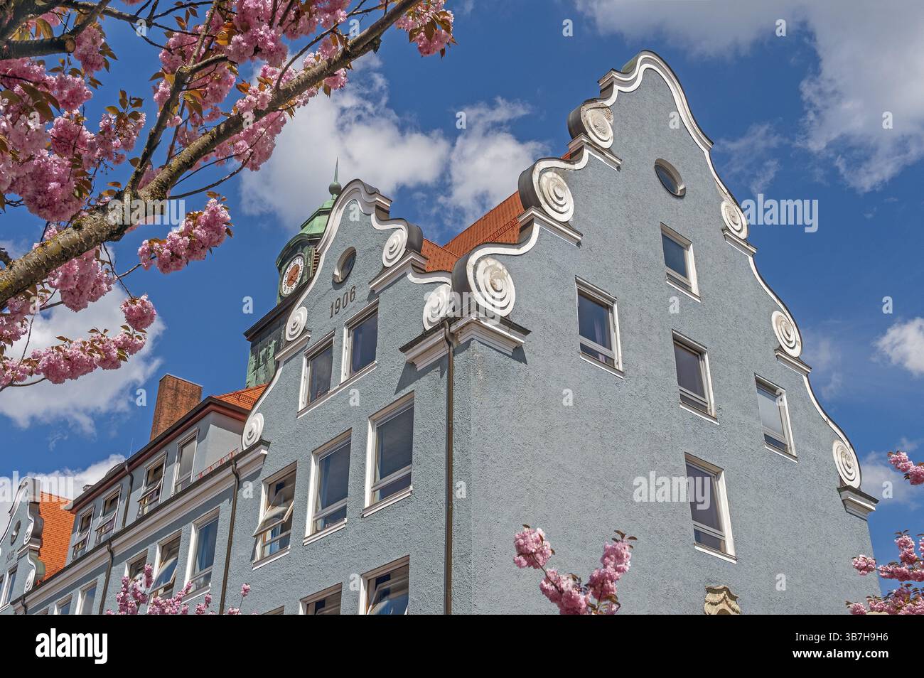 Timpano di voluta, scuola secondaria, Wittelsbacherschule del 1906 e riconoscimento precoce di ciliegio ornamentale (Prunus subhirtella), a Kempten, Allgaeu, Svevia, Foto Stock
