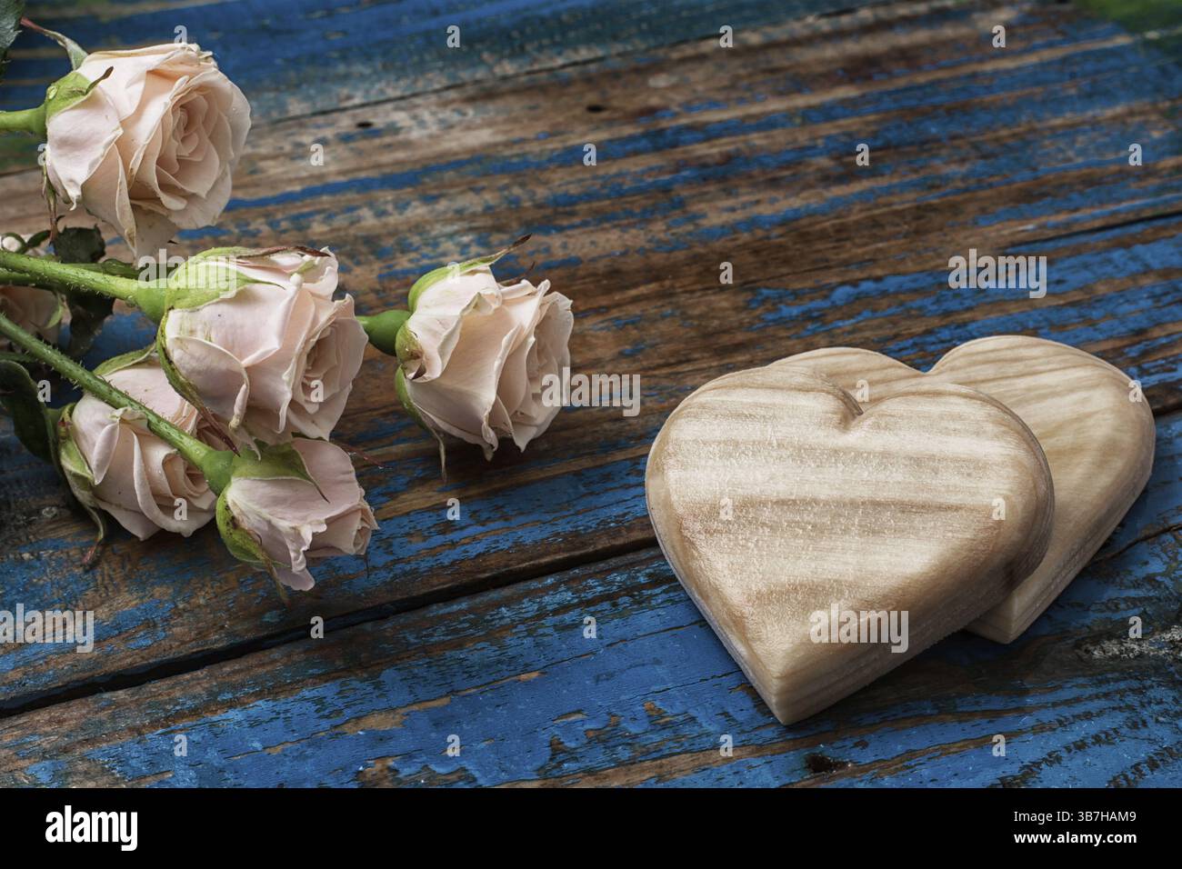 Cuori in legno fatti a mano e rose per gli amanti delle vacanze Foto Stock