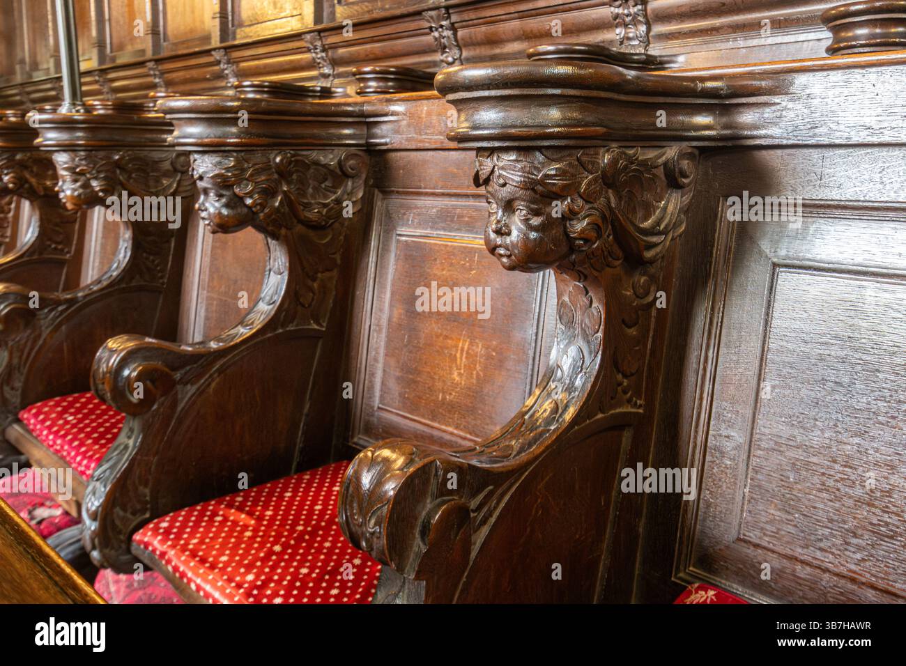 Interno della storica chiesa di Sant'Andrea, patrimonio dell'umanità di grado i, la cappella per la tenuta di Gatton Park, Surrey, Inghilterra, Regno Unito Foto Stock