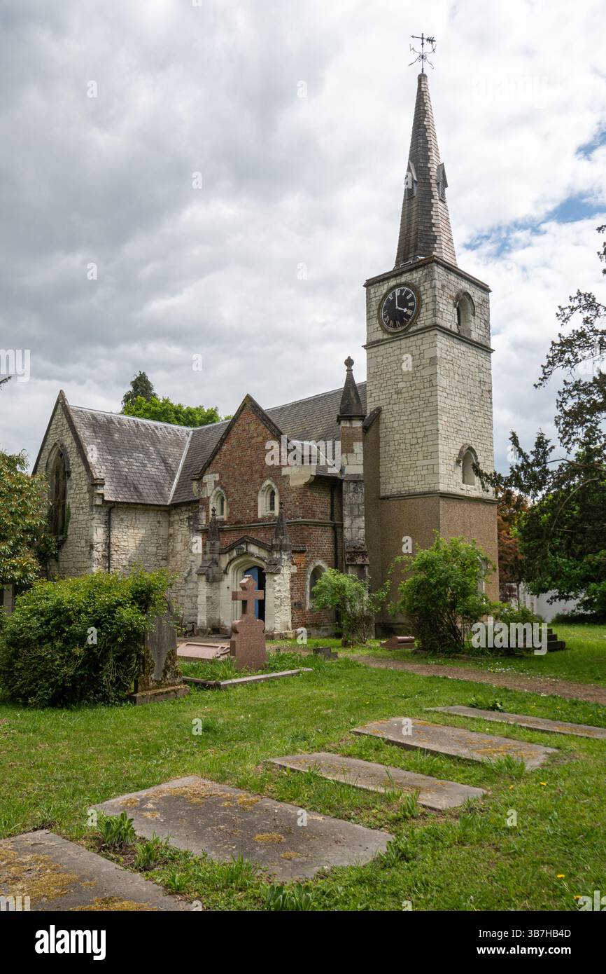 Esterno della storica chiesa di Sant'Andrea, classificata di grado i, la cappella della tenuta di Gatton Park, Surrey, Inghilterra, Regno Unito Foto Stock