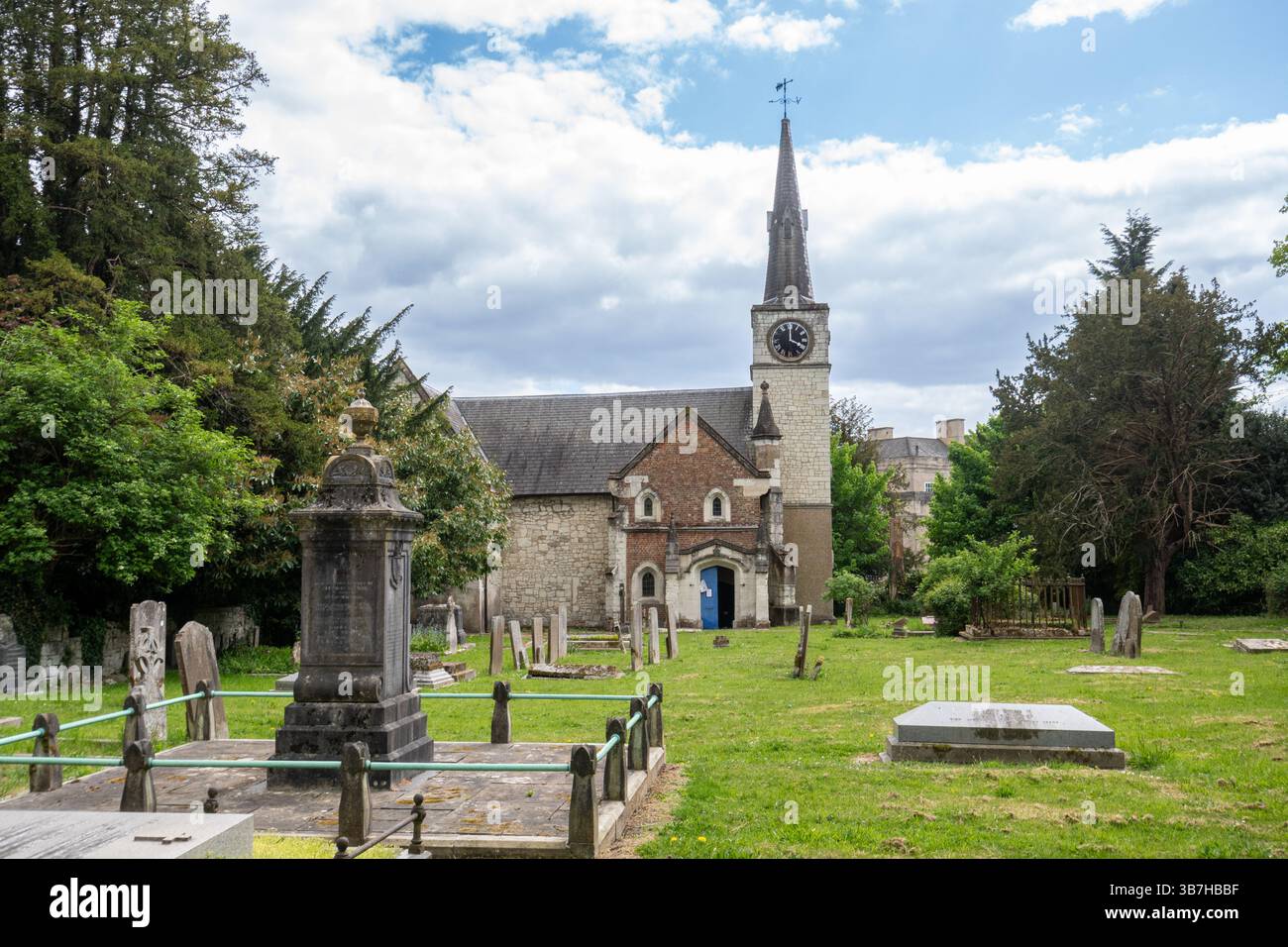 Esterno della storica chiesa di Sant'Andrea, classificata di grado i, la cappella della tenuta di Gatton Park, Surrey, Inghilterra, Regno Unito Foto Stock