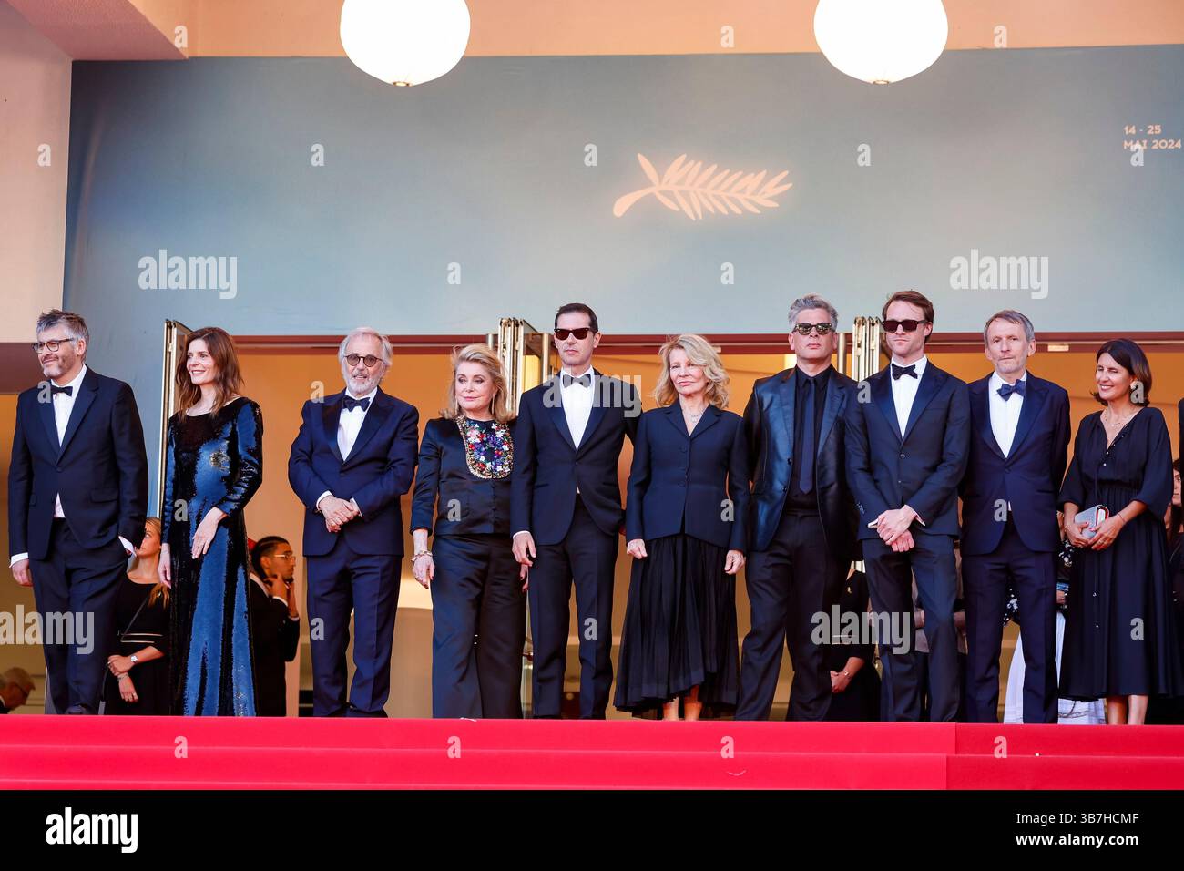 21 maggio 2024: Christophe Honore, Melvil Poupaud, chiara Mastroianni, Catherine Deneuve, Benjamin Biolay, Philippe Martin, Hugh Skinner, Alexandra Henochsberg, David Thion, Nicole Garcia e Fabrice Luchini assistono alla première del "Marcello mio" durante il 77° Festival di Cannes al Palais des Festivals di Cannes, in Francia, il 21 maggio 2024. Foto: Alec Michael (immagine di credito: © Alec Michael via ZUMA Press) Foto Stock