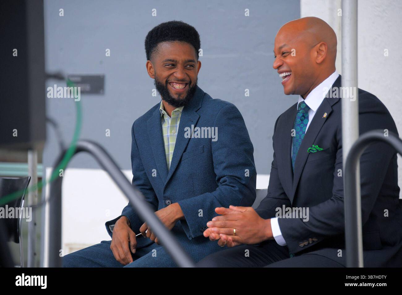 21 gennaio 2024, Baltimora, MD, Stati Uniti: Brandon Scott, sindaco di Baltimora, sinistra, e Wes Moore, governatore del Maryland, reagire dopo che Scott è stato erroneamente chiamato governatore durante un evento mediatico presso il Maryland Department of the Environment's Montgomery Park il 13 marzo 2023. (Immagine di credito: © Karl Merton Ferron/The Baltimore Sun via ZUMA Press Wire) Foto Stock