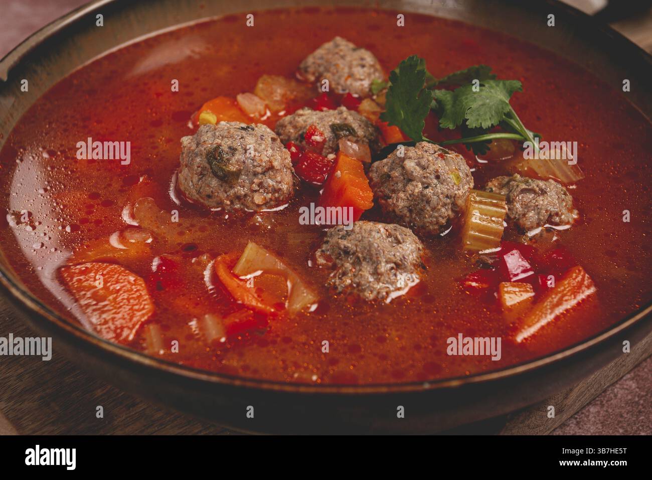 Zuppa rumena con polpette, zuppa di verdure con polpette, fatta in casa, senza persone Foto Stock